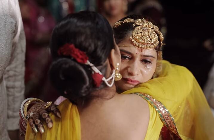 आरती को रोता देख उनकी भाभी यानी कश्मीरा शाह के भी आंसू छलक पड़ें. आरती अपनी भाभी के गले लगकर खूब रोईं.