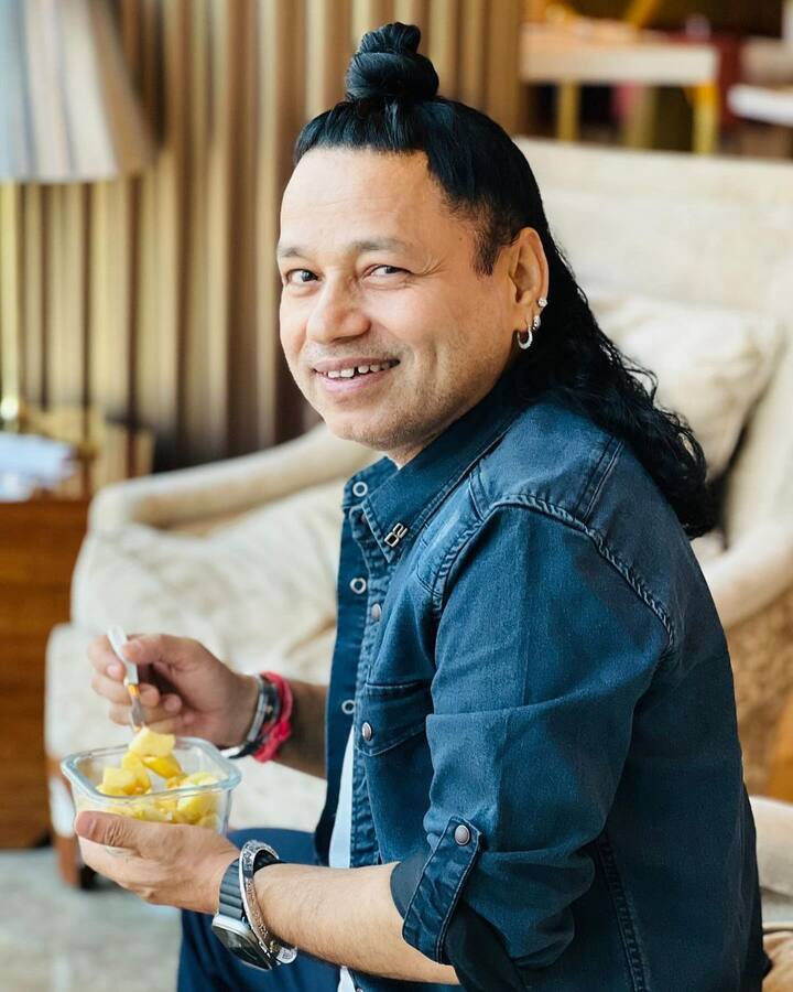 हम जिस सिंगर की बात कर रहें वो कोई और नहीं बल्कि कैलाश खेर हैं. जी हां, कैलाश खेर अपनी मधुर आवाज के लिए जाने जाते हैं.