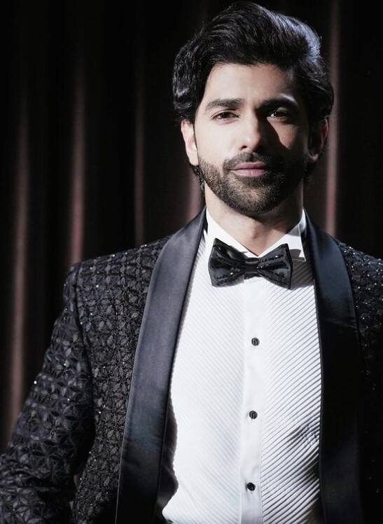 19 नवंबर 1987 को अबू धाबी में जन्मे ताहा शाह बदुशा शाह सिकंदर बदुशा के बेटे हैं और उनकी मां महनाज़ सिकंदर बदुशा हैं. उनके पिता ग्लासगो और एडिनबर्ग से एफ.आर.सी.एस. हैं और एक आर्थोपेडिक डॉक्टर भी हैं और उनकी मां, वाशिंगटन डी.सी. से एम.एससी और एमबीए, एक बायोकेमिस्ट थीं और अब एक एंटरप्रेन्योर हैं. उनका एक बड़ा भाई, आबिद टोरंटो यूनिवर्सिटी से लीड सिविल इंजीनियर है.