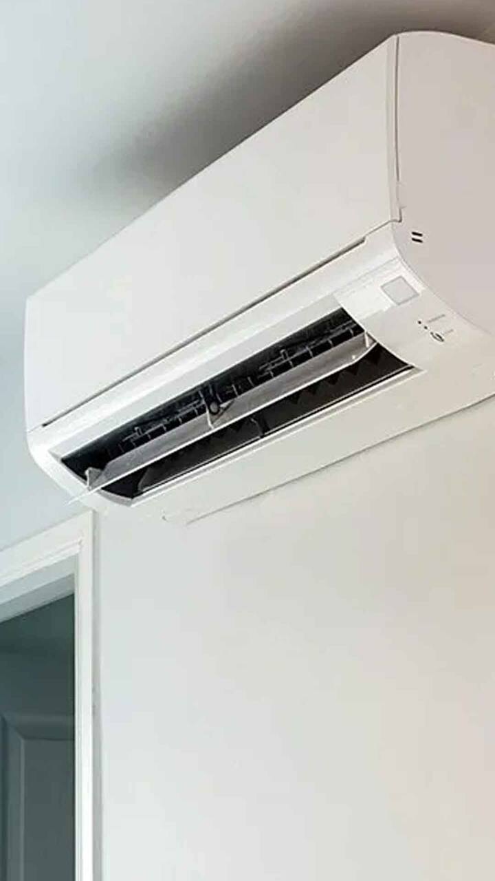 ਜੇਕਰ ਤੁਸੀਂ AC ਨੂੰ ਸਹੀ ਤਾਪਮਾਨ 'ਤੇ ਚਲਾਉਂਦੇ ਹੋ ਤਾਂ ਬਿਜਲੀ ਦਾ ਬਿੱਲ ਜ਼ਰੂਰ ਬਚੇਗਾ। ਬਿਊਰੋ ਆਫ ਐਨਰਜੀ ਐਫੀਸ਼ੈਂਸੀ (ਬੀਈਈ) ਦੇ ਅਨੁਸਾਰ, ਸਾਡੇ ਸਰੀਰ ਲਈ ਸਭ ਤੋਂ ਵਧੀਆ ਤਾਪਮਾਨ 24 ਡਿਗਰੀ ਸੈਲਸੀਅਸ ਹੈ। ਜੇਕਰ ਤੁਸੀਂ ਇਸ ਤਾਪਮਾਨ 'ਤੇ AC ਚਲਾਉਂਦੇ ਹੋ, ਤਾਂ ਤੁਹਾਡਾ ਬਿੱਲ ਜ਼ਰੂਰ ਘੱਟ ਜਾਵੇਗਾ। ਕਈ ਵਾਰ AC ਦਾ ਤਾਪਮਾਨ ਘੱਟ ਹੋਣ ਨਾਲ ਲੋਕ ਸੌਂਦੇ ਹਨ, ਜਿਸ ਨਾਲ ਬਿਜਲੀ ਦਾ ਬਿੱਲ ਜ਼ਿਆਦਾ ਆਉਂਦਾ ਹੈ ਅਤੇ ਸਰੀਰ ਨੂੰ ਕਾਫੀ ਨੁਕਸਾਨ ਵੀ ਹੁੰਦਾ ਹੈ।