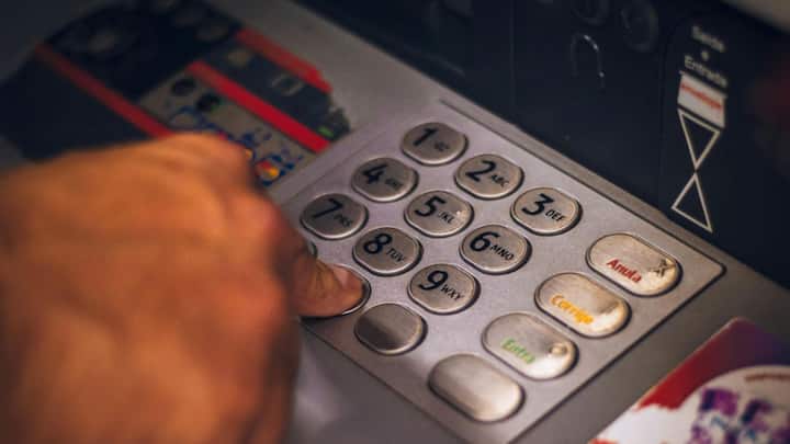 लेकिन एटीएम से कई बार धोखाधड़ी की बात भी निकाल कर सामने आई है. ऐसा ही एक फ्रॉड इन दिनों लोगों के साथ किया जा रहा है. इस फ्रॉड में लोग जब  कार्ड का इस्तेमाल करते हैं तो उनका  कार्ड एटीएम मशीन में ही फंस जाता है.