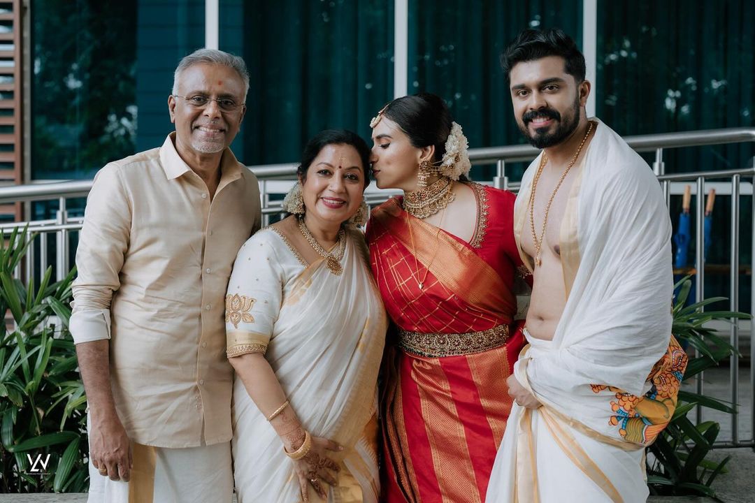 शादी के बंधन में बंधीं मलयालम अभिनेता जयराम की बेटी मालविका, नवनीत संग मंदिर में लिए सात फेरे