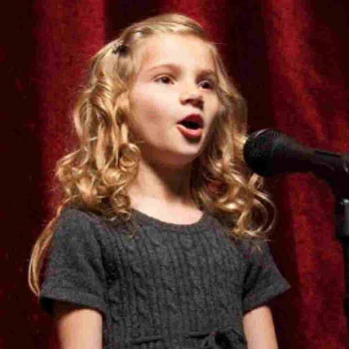 ਬੱਚੇ ਦੇ ਬੋਲਣ ਦੇ ਹੁਨਰ ਨੂੰ ਵਧਾਉਣ ਲਈ, ਉਸਨੂੰ ਪੜ੍ਹਨ ਦੀ ਆਦਤ ਬਣਾਓ। ਇਸ ਨਾਲ ਬੱਚਾ ਬੋਲਣ ਦਾ ਤਰੀਕਾ ਅਤੇ ਸ਼ਬਦਾਂ ਦਾ ਸਹੀ ਉਚਾਰਨ ਦੋਵੇਂ ਹੀ ਸਿੱਖ ਸਕੇਗਾ। ਇਸ ਦੇ ਨਾਲ ਹੀ ਬੱਚੇ ਨਾਲ ਉਸ ਦੇ ਦੋਸਤਾਂ ਬਾਰੇ ਗੱਲ ਕਰੋ ਅਤੇ ਉਸ ਨੇ ਦਿਨ ਭਰ ਕੀ-ਕੀ ਕੀਤਾ। ਇਹ ਆਦਤ ਉਨ੍ਹਾਂ ਨੂੰ ਬਿਹਤਰ ਕਹਾਣੀਕਾਰ ਬਣਨ ਵਿੱਚ ਮਦਦ ਕਰ ਸਕਦੀ ਹੈ।