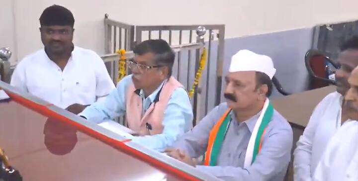 गौरतलब है कि अमेठी से भाजपा ने केंद्रीय मंत्री स्मृति ईरानी को मैदान में उतारा है. किशोरी लाल का उनसे मुकाबला होगा. आपको बता दें अमेठी में पांचवे चरण में 20 मई को मतदान होना है.