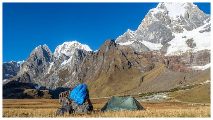 यात्रा के दौरान भोजन: यात्रा के दौरान हल्का और पौष्टिक भोजन करें. ड्राई फ्रूट्स, बिस्किट, चॉकलेट और पर्याप्त पानी साथ रखें.
