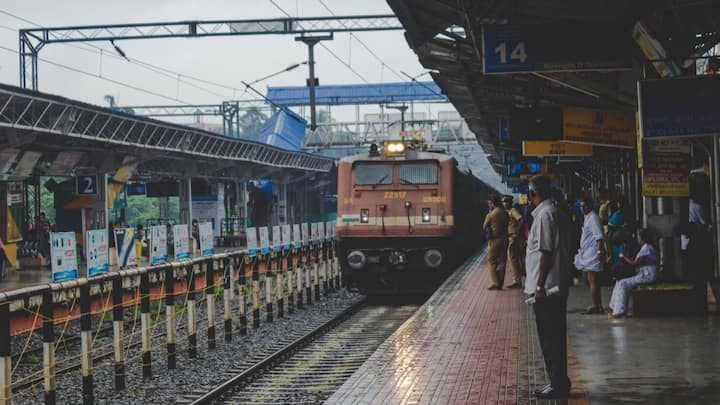 Train Facts: आपने अक्सर ट्रेन में सफ़र किया होगा, ऐसे में आपने उसके इंजन को भी देखा होगा, लेकिन क्या आप जानते हैं कि ट्रेन के इंजन में टॉयलेट नहीं होता.