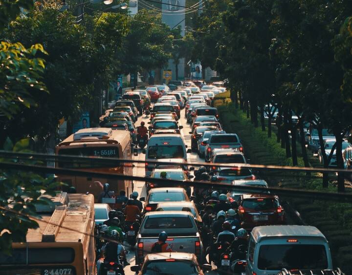 ஊட்டி மற்றும் கொடைக்கானலில் வெளியூர் மக்கள் படையெடுத்து வருவதால், கடுமையான போக்குவரத்து நெரிசல் ஏற்படுகிறது. இதனால் உள்ளூர் வாசிகள் வாகனங்கள் ஓட்ட முடியாத நிலை உண்டாகிறது.