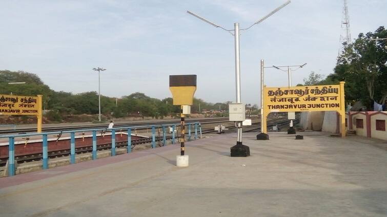 Thanjavur railway station Resolution insisting on setting up a ticket counter at the entrance - TNN தஞ்சை ரயில் நிலைய நுழைவுவாயிலேயே டிக்கெட் கவுன்டர் அமைக்க வலியுறுத்தி தீர்மானம்