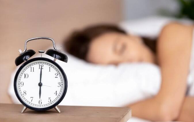 Deficiency of Vitamins: આજના વ્યસ્ત જીવનમાં સારી ઊંઘ લેવી એક પડકાર બની ગયું છે. ઘણી વખત એવું બને છે કે પૂરી ઊંઘ લીધા પછી પણ આપણને થાક લાગે છે અને દિવસભર વારંવાર ઊંઘ આવવા લાગે છે. કેટલીકવાર આનું કારણ વિટામિનની ઉણપ હોઈ શકે છે.