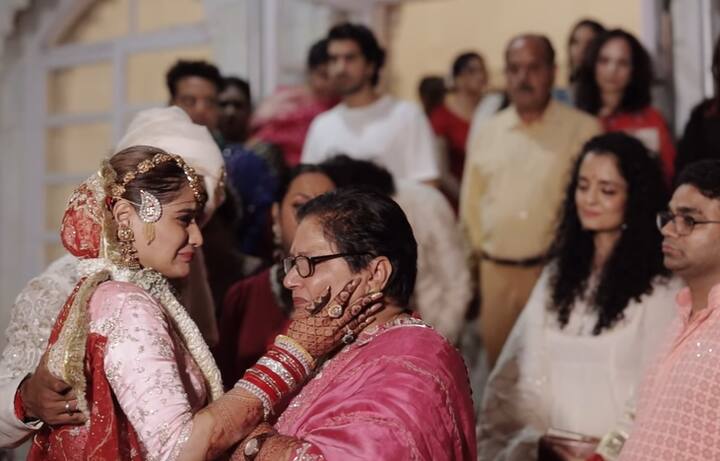 आरती अपनी विदाई में फूट-फूटकर रोती नजर आईं. उनकी आंखों से लगातार आंसू छलक रहे थे.