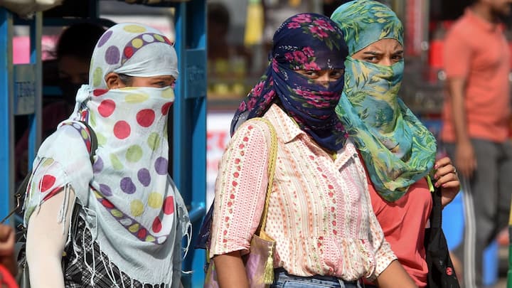 मौसम विभाग ने तेलंगाना, आंध्र प्रदेश और कर्नाटक की कुछ जगहों पर 5 मई तक हीटवेव की स्थिति जारी रहने संभावना जताई है. इस कारण तेलंगाना और कर्नाटक के लिए ऑरेंज अलर्ट जारी किया गया है.