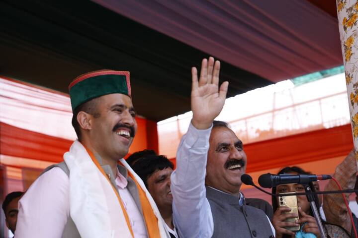 मुख्यमंत्री सुखविंदर सिंह सुक्खू ने कहा कि नोट के दम पर सरकार हथियाने की कोशिश करने वालों को 1 जून को करसोग की जनता अपने वोट से सबक सिखाये. बीजेपी ने कांग्रेस की एक राज्यसभा सीट चुराई है. प्रदेश की जनता चार लोकसभा और छह विधानसभा सीटें कांग्रेस को जिताकर उन्हें जवाब देगी.