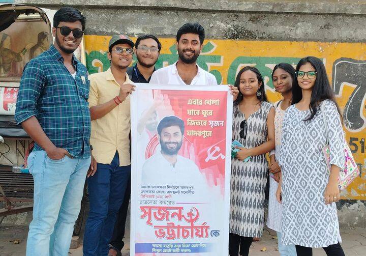 দমদমের এসএফআই কর্মীরা সৃজনের প্রচারের বেশকিছু ফ্লেক্স বানিয়ে দিয়েছেন। তাঁদের সঙ্গে দেখা করেন সৃজন