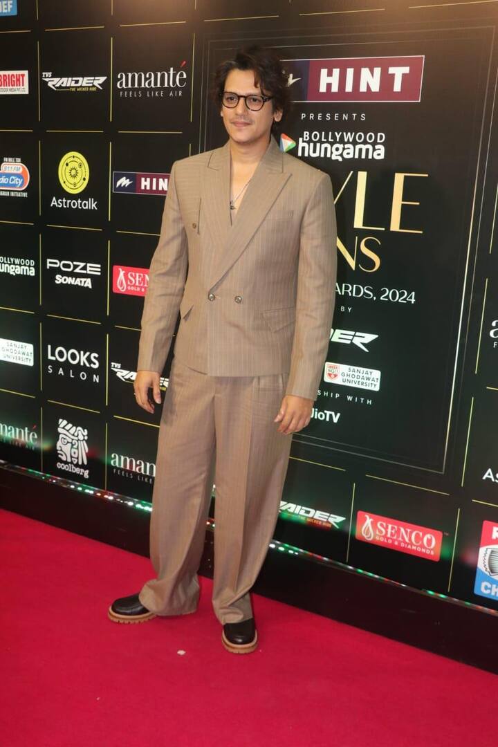 OTT star Vijay Verma wore a stylish brown suit.  Vijay was looking very stylish in this look.  This time Vijay had reached here without his girlfriend Tamannaah Bhatia.