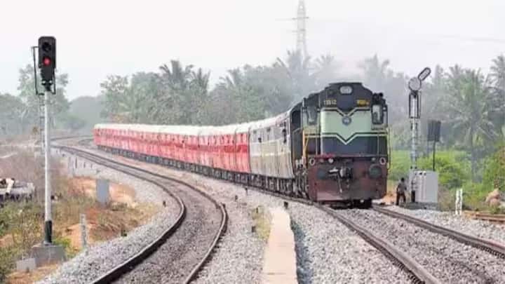 दरअसल ट्रेन की इंजन में जगह की भारी कमी होती है, ऐसे में उसमें टॉयलेट की सुविधा रखना संभव ही नहीं हो पाता.