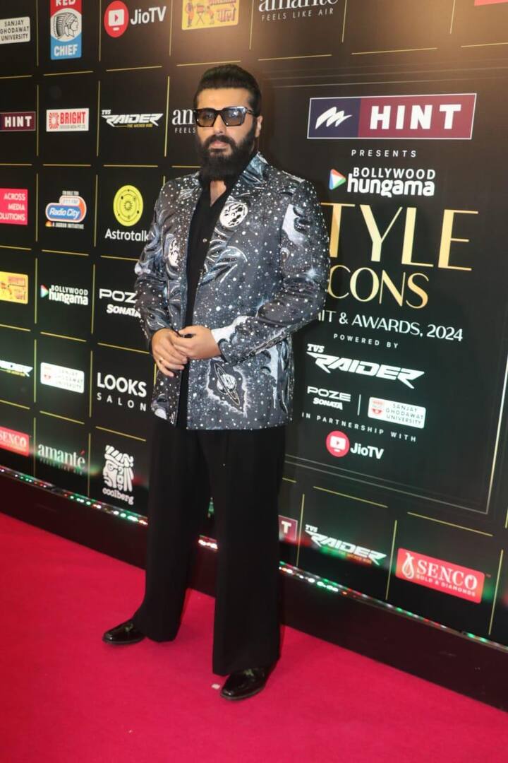 Apart from Malaika, her boyfriend and actor Arjun Kapoor also reached the red carpet.  During this time he wore a black suit, with which he completed his look by wearing glasses.  Arjun also looked very cool.