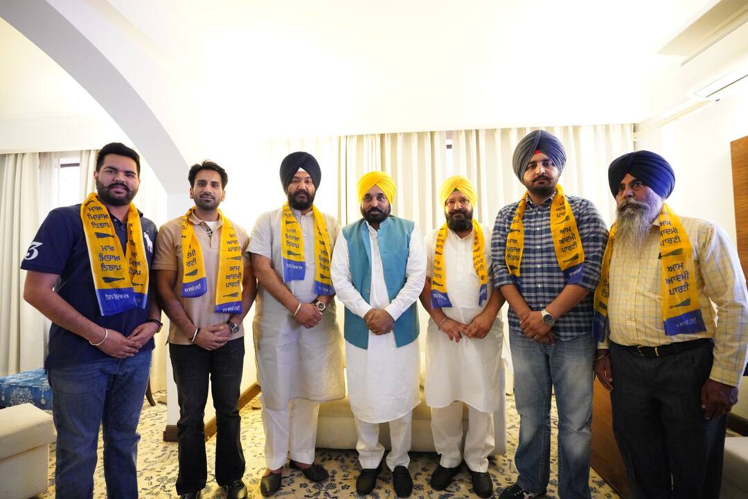 Another jolt to Akali Dal Badal Aam Aadmi Party gains more strength in Amritsar Lok Sabha constituency Lok Sabha Election: ਅੰਮ੍ਰਿਤਸਰ 'ਚ ਆਮ ਆਦਮੀ ਪਾਰਟੀ ਹੋਈ ਹੋਰ ਵੀ ਮਜ਼ਬੂਤ,ਅਕਾਲੀ ਦਲ ਨੂੰ ਵੱਡਾ ਝਟਕਾ !