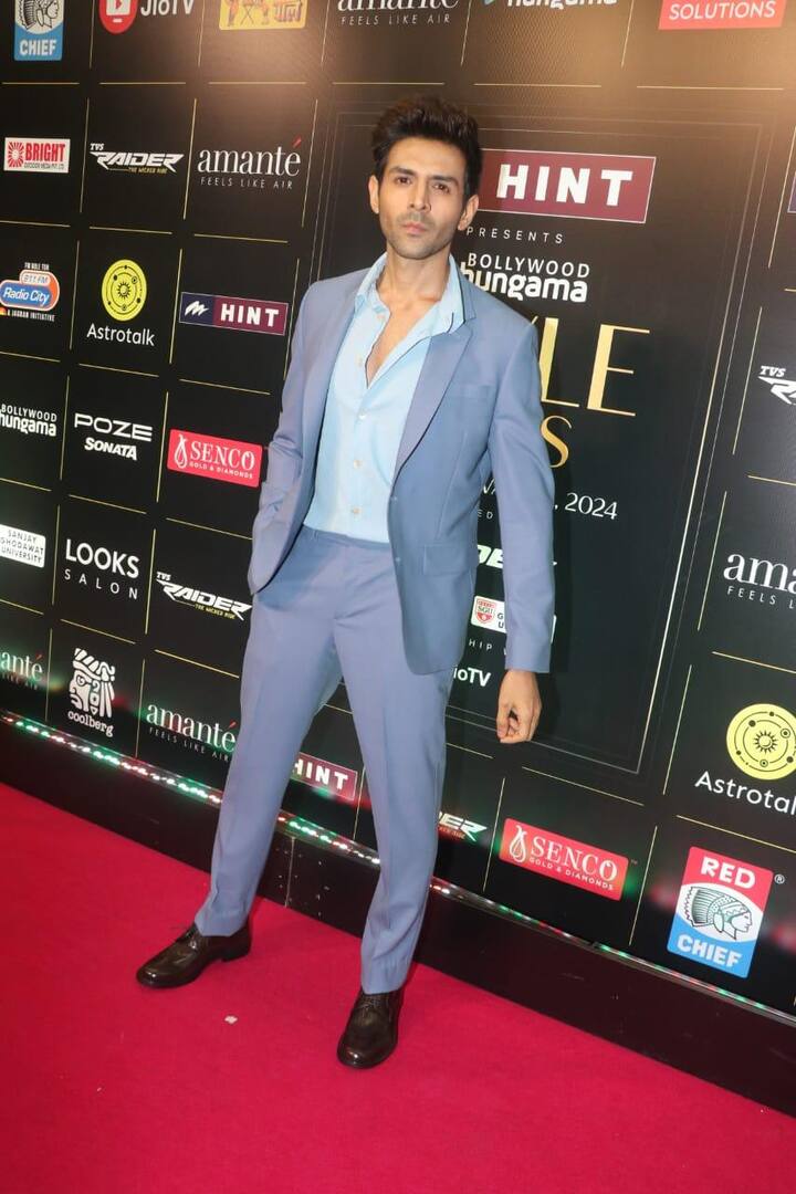 Girls' heartthrob Kartik Aryan looked quite formal on this red carpet.  He was wearing a blue suit with which he wore black shoes.