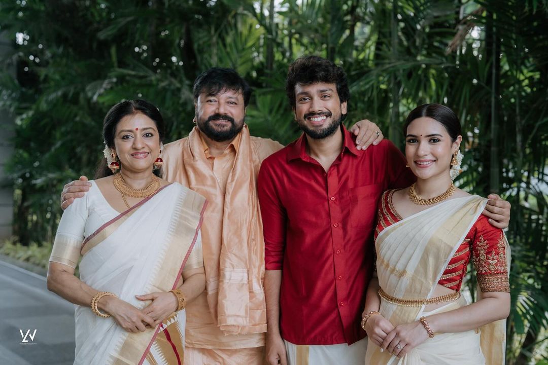 शादी के बंधन में बंधीं मलयालम अभिनेता जयराम की बेटी मालविका, नवनीत संग मंदिर में लिए सात फेरे
