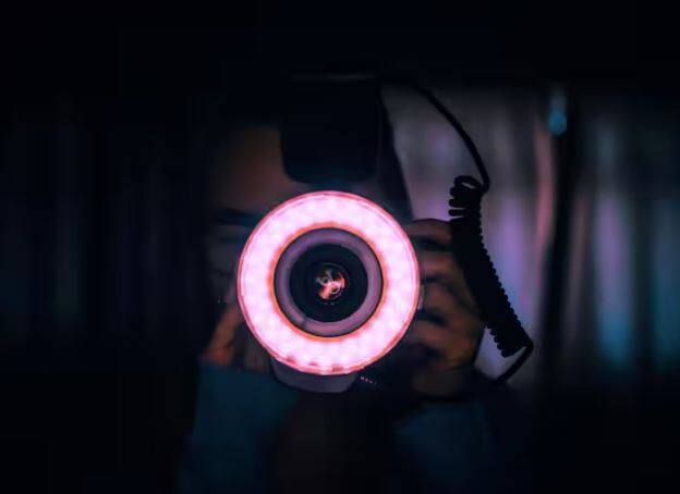 ਤੁਸੀਂ ਇੱਕ ਜਾਸੂਸੀ ਕੈਮਰਾ ਡਿਟੈਕਟਰ ਔਨਲਾਈਨ ਵੀ ਖਰੀਦ ਸਕਦੇ ਹੋ ਅਤੇ ਇਸਨੂੰ ਆਪਣੇ ਨਾਲ ਲੈ ਜਾ ਸਕਦੇ ਹੋ।