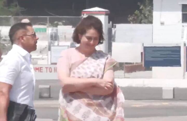 बताया गया कि प्रियंका गांधी केएल शर्मा के नामांकन में जाएंगी. वहीं कांग्रेस के राष्ट्रीय अध्यक्ष मल्लिकार्जुन खरगे, सोनिया गांधी, राहुल गांधी रायबरेली में हवन पूजन स्थल पहुंचेंगे. केएल के नामांकन के बाद प्रियंका के साथ वो भी रायबरेली आ जाएंगे जहां राहुल का नामांकन होगा.