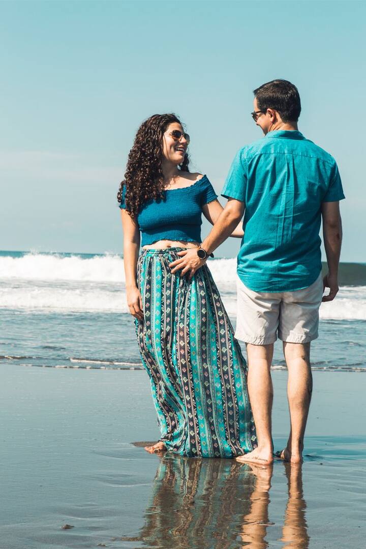 अनुपस्थिति- हर मौके पर अनुपस्थित रहना और रोजाना नए-नए बहाने बनाना भी संदेह पैदा कर सकता है.