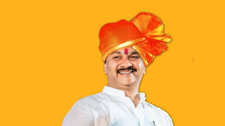 Madha Loksabha Runs 5 Factories, Beats Bhalake, Tutari to BJP, Solapur's Abhijit Patil's Journey Maharashtra Politics Marathi News Madha Loksabha : 5 कारखाने चालवले, भालकेंविरोधात बाजी मारली, तुतारी ते भाजप, सोलापूरच्या अभिजित पाटील यांचा प्रवास