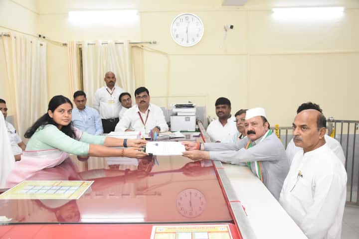 अमेठी लोकसभा सीट से कांग्रेस ने अमेठी से किशोरी लाल शर्मा को अपना उम्मीदवार बनाया है. उन्होंने शुक्रवार को नामांकन किया.