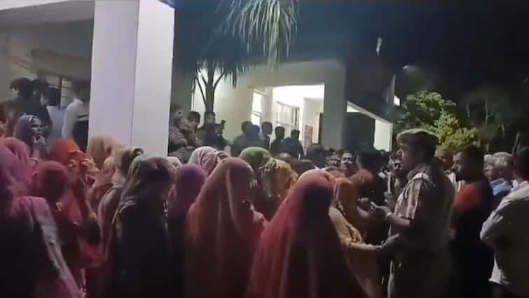 Udaipur Women Protest due Theft Incidents Locked Nai Police Station In Rajasthan ANN Rajasthan: उदयपुर में चोरी की घटनाओं से परेशान महिलाओं ने थाने पर लगाया ताला, आला अधिकारियों में मचा हड़कंप