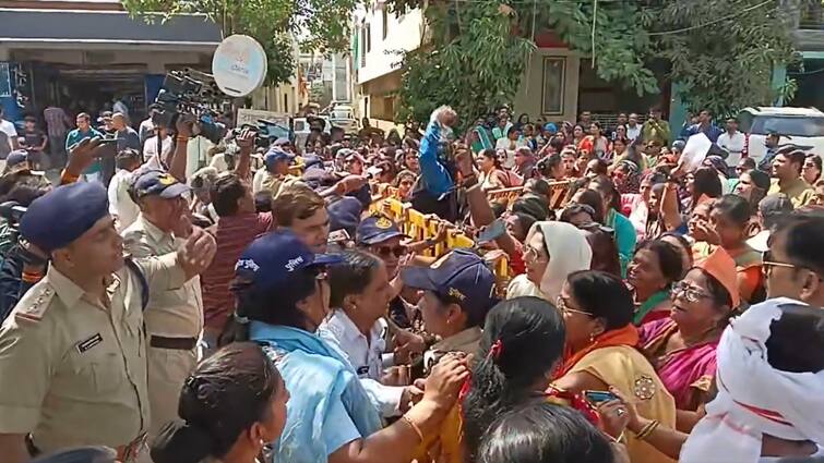 MP Congress Jitu Patwari Remarks on Imarti Devi BJP Mahila Morcha Protest outside His Rau house ANN बीजेपी महिला मोर्चा ने जीतू पटवारी के घर के बाहर किया प्रदर्शन, इमरती देवी पर विवादित बयान का मामला