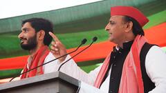 In Pics: चाचा शिवपाल के बेटे आदित्य के साथ मंच पर दिखे अखिलेश यादव, इस अंदाज में नजर आए दोनों