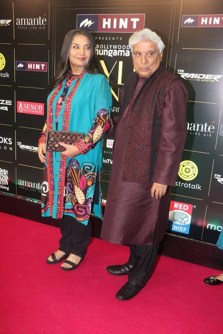 Javed Akhtar reached the red carpet with his wife Shabana Azmi.  Both the stars were looking very cute with each other.