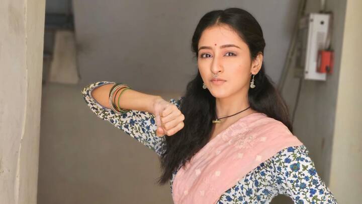 দেখতে তাকে হবহু অগ্নির মতো, তবে আদবকায়দায় একদমই ভিন্ন। মেদিনীপুরের গ্রামের মানুষ ভোলা। আদ্যোপান্ত সাদাসিধে, সদাহাস্য, সরল মনের মানুষ। তার খামখেয়ালিপনায় কখনও সে নিজেই সমস্যায় পড়ে যায়, কখনও আবার হয়ে ওঠে গ্রামের মানুষদের কাছে হাসির পাত্র।