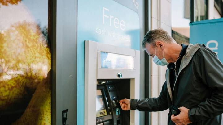 फ्रॉड करने वाले लोग ऐसे में आपकी हेल्प करने का झूठा दिखावा करते हैं. और आपके बैंक में जाकर शिकायत करने का सुझाव देते हैं. लेकिन जैसे ही आप एटीएम से निकलते हैं. फ्रॉड करने वाले लोग आपके एटीएम को रिट्रीव करके आप अकाउंट से पैसा उड़ा देते हैं.