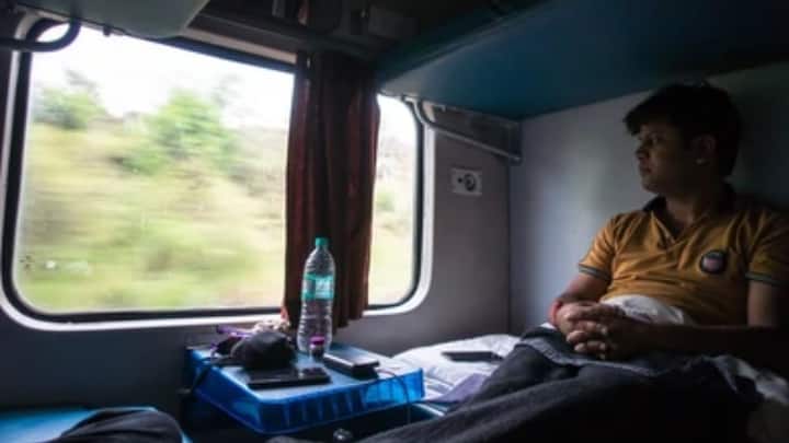 लोग ट्रेन से सफर करने से पहले रिजर्वेशन करवा लेते हैं और टिकट ले लेते हैं. आरक्षित कोचों में सफर आसान हो जाता है.