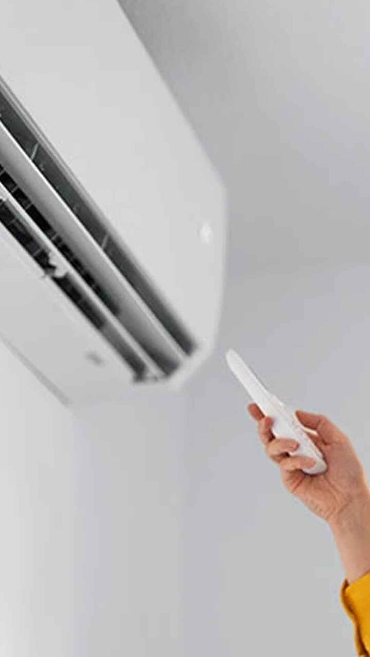 ਕਈ ਵਾਰ ਲੋਕ AC ਨੂੰ ਬੰਦ ਕਰਨ ਲਈ ਰਿਮੋਟ ਦੀ ਵਰਤੋਂ ਕਰਦੇ ਹਨ। ਪਰ ਮੇਨ ਸਵਿੱਚ ਬੰਦ ਕਰਨਾ ਭੁੱਲ ਜਾਓ। ਤੁਹਾਨੂੰ ਦੱਸ ਦੇਈਏ ਕਿ ਸਿਰਫ਼ ਏਸੀ ਬੰਦ ਕਰਨ ਨਾਲ ਕੰਮ ਨਹੀਂ ਚੱਲੇਗਾ, ਸਗੋਂ ਤੁਹਾਨੂੰ ਮੇਨ ਸਵਿੱਚ ਵੀ ਬੰਦ ਕਰਨਾ ਹੋਵੇਗਾ, ਨਹੀਂ ਤਾਂ ਬਿਜਲੀ ਦੇ ਵੱਡੇ ਬਿੱਲ ਆ ਸਕਦੇ ਹਨ।