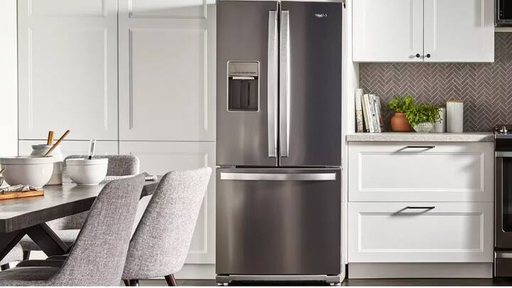 ਫਰਿੱਜ ਦਾ ਕੰਮ ਭੋਜਨ ਨੂੰ ਦਿਨ ਦੇ 24 ਘੰਟੇ ਤਾਜ਼ਾ ਰੱਖਣਾ ਹੈ, ਇਸ ਲਈ ਕੰਪਨੀਆਂ ਉਨ੍ਹਾਂ ਨੂੰ ਦਿਨ ਦੇ 24 ਘੰਟੇ ਲਗਾਤਾਰ ਚੱਲਣ ਲਈ ਡਿਜ਼ਾਈਨ ਕਰਦੀਆਂ ਹਨ। ਅਜਿਹੇ 'ਚ ਕਈ ਲੋਕਾਂ ਦੇ ਮਨ 'ਚ ਸਵਾਲ ਹੁੰਦਾ ਹੈ ਕਿ ਕੀ ਫਰਿੱਜ ਨੂੰ 24 ਘੰਟੇ ਚਲਾਉਣਾ ਜ਼ਰੂਰੀ ਹੈ ਅਤੇ ਕੀ ਬਿਜਲੀ ਦੀ ਬੱਚਤ ਲਈ ਇਸ ਨੂੰ 1-2 ਘੰਟੇ ਬੰਦ ਰੱਖਿਆ ਜਾ ਸਕਦਾ ਹੈ? ਕਈ ਲੋਕ ਇਹ ਸੋਚ ਕੇ ਫਰਿੱਜ ਬੰਦ ਕਰ ਦਿੰਦੇ ਹਨ ਕਿ ਇਸ ਨੂੰ ਲਗਾਤਾਰ ਚਲਾਉਣ ਨਾਲ ਬਿਜਲੀ ਦਾ ਬਿੱਲ ਵੱਧ ਆਵੇਗਾ। ਪਰ ਅਜਿਹਾ ਕਰਨ ਨਾਲ ਤੁਹਾਡਾ ਲਾਭ ਘੱਟ ਅਤੇ ਨੁਕਸਾਨ ਜ਼ਿਆਦਾ ਹੁੰਦਾ ਹੈ।