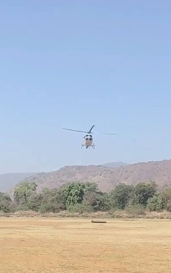 हेलिकॉप्टर हे साधारण नऊच्या सुमारास आले.  (PC :  Facebook/andhare.sushama)