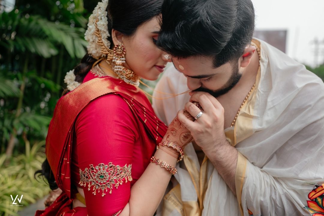 Jayarams daughter Malavika ties the knot with Navaneeth take a look of  Photos and Video | शादी के बंधन में बंधीं मलयालम अभिनेता जयराम की बेटी  मालविका, नवनीत संग मंदिर में लिए