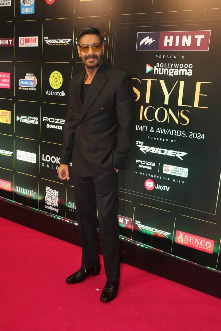 Like always, Ajay Devgan arrived here in his formal look.  Singham was looking quite handsome in a black suit.