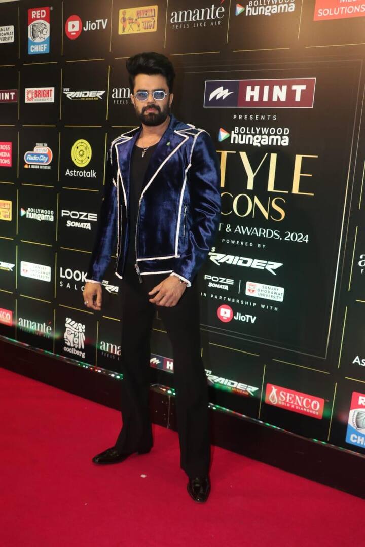 Manish Paul also reached the rat carpet in a very stylish and complete style.  He was wearing a velvet jacket and black pants.