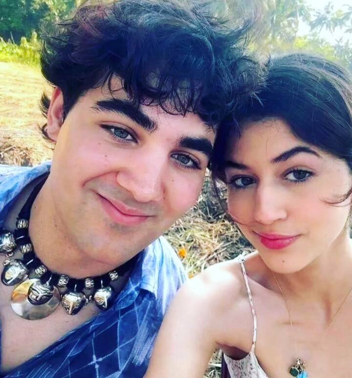 तस्वीर में नीसा ब्लैक कलर की शाइनी ड्रेस में ग्लैमरस लग रही हैं. उन्होंने अपने लुक को और ग्लॉसी बना रखा है.