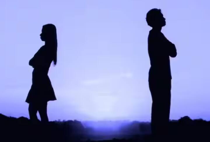 ਤੁਸੀਂ ਸਹੀ ਪੜ੍ਹਿਆ ਹੈ ਬ੍ਰੇਕਅੱਪ ਲੀਵ। ਜਦੋਂ ਕਿਸੇ ਦਾ ਦਿਲ ਟੁੱਟਦਾ ਹੈ ਤਾਂ ਫਿਰ ਉਹ ਮਾਨਸਿਕ ਤੌਰ 'ਤੇ ਦੁਖੀ ਹੁੰਦਾ ਹੈ। ਬ੍ਰੇਕਅੱਪ ਤੋਂ ਬਾਅਦ ਲੋਕਾਂ ਦਾ ਕੰਮ ਕਰਨ ਦਾ ਮਨ ਨਹੀਂ ਕਰਦਾ। ਅਜਿਹੇ 'ਚ ਲੋਕ ਕੁਝ ਸਮਾਂ ਇਕੱਲੇ ਬਿਤਾਉਣਾ ਚਾਹੁੰਦੇ ਹਨ।