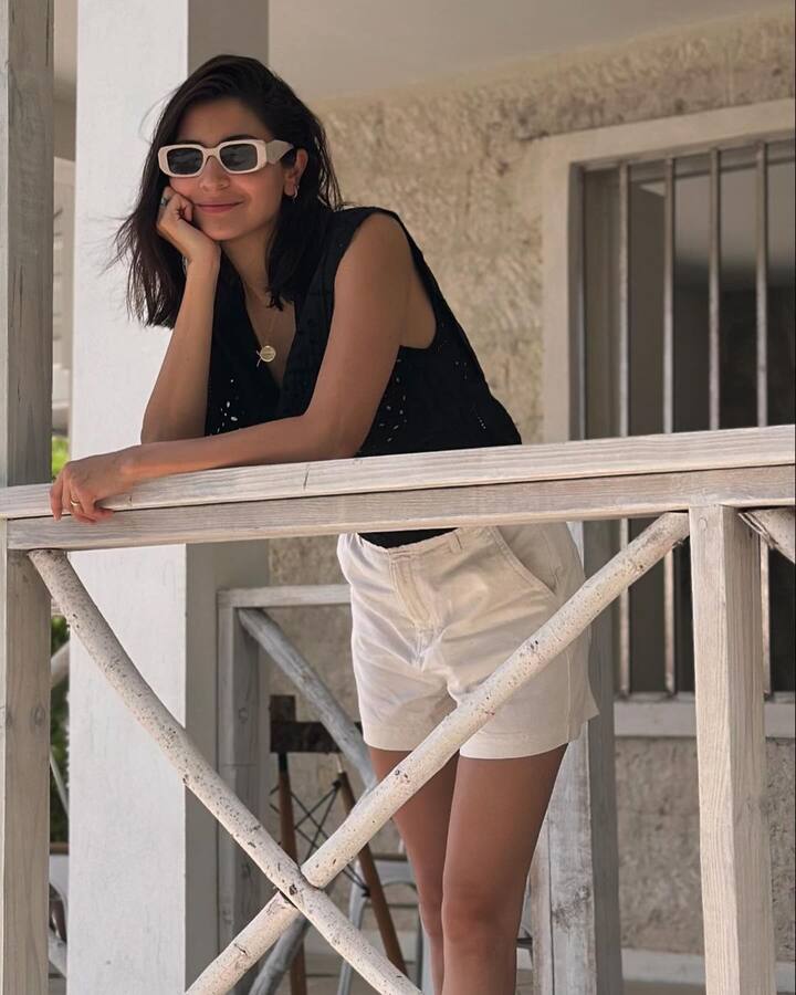 ஷாருக்கானுக்கு ஜோடியாக ரப் நே பனா தி ஜோடி படத்தில் நடித்து பாலிவுட் சினிமாவில் அறிமுகமானவர் அனுஷ்கா ஷர்மா