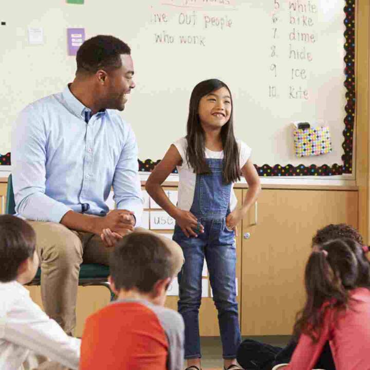 ਬਹੁਤ ਸਾਰੇ ਬੱਚੇ ਸਕੂਲ ਵਿਚ ਸਟੇਜ 'ਤੇ ਭਾਸ਼ਣ ਦੇਣ ਜਾਂ ਡਾਂਸ ਅਤੇ ਸੰਗੀਤ ਵਰਗੀਆਂ ਪੇਸ਼ਕਾਰੀਆਂ ਦੇਣ ਤੋਂ ਝਿਜਕਦੇ ਹਨ। ਜੇਕਰ ਇਸ ਆਦਤ ਨੂੰ ਉਨ੍ਹਾਂ ਦੇ ਬਚਪਨ ਵਿੱਚ ਹੀ ਠੀਕ ਨਾ ਕੀਤਾ ਗਿਆ ਤਾਂ ਇਹ ਭਵਿੱਖ ਵਿੱਚ ਉਨ੍ਹਾਂ ਦੇ ਕਰੀਅਰ ਨੂੰ ਪ੍ਰਭਾਵਿਤ ਕਰੇਗੀ। ਅਜਿਹੇ ਵਿੱਚ ਕਈ ਵਾਰ ਬੱਚੇ ਵਿੱਚ ਆਤਮਵਿਸ਼ਵਾਸ ਦੀ ਕਮੀ ਹੋ ਜਾਂਦੀ ਹੈ।