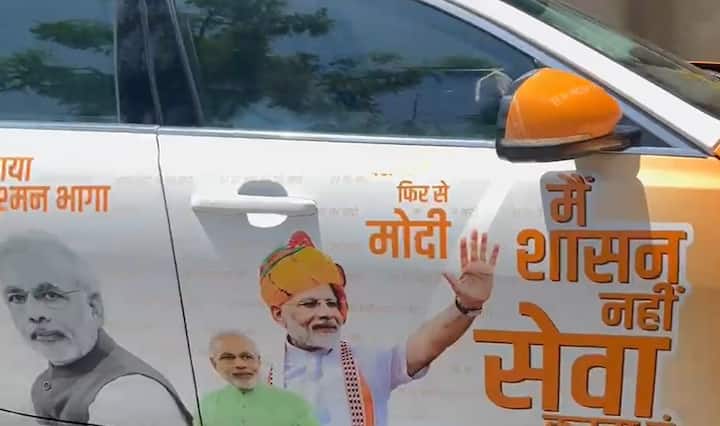 સુરતના સિદ્ધાર્થ દોષીએ તેમના કાર ર મેં હું મોદી કા પરિવાર લખ્યું છે. તેમણે પોતાની જેગુઆર કાર અનોખી રીતે શણગારી દીધી છે.