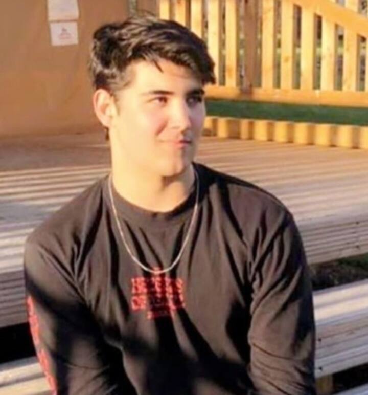 अक्षय कुमार के बेटे आरव ब्लैक बो टाई और व्हाइट शर्ट में काफी हैंडसम लग रहे हैं.