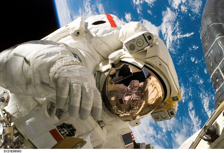 स्पेस सूट के अंदर ये डायपर पहना जाता है. NASA के अनुसार, स्पेस सूट एक तरीके से अंतरिक्ष यात्रियों के लिए चैंबर का काम करता है. जो उन्हें सर्दी, गर्मी और बहुत महीन उल्का पिंडों से बचाता है. साथ ही अंतरिक्ष से कम्युनिकेशन स्थापित करने में भी मदद करता है.