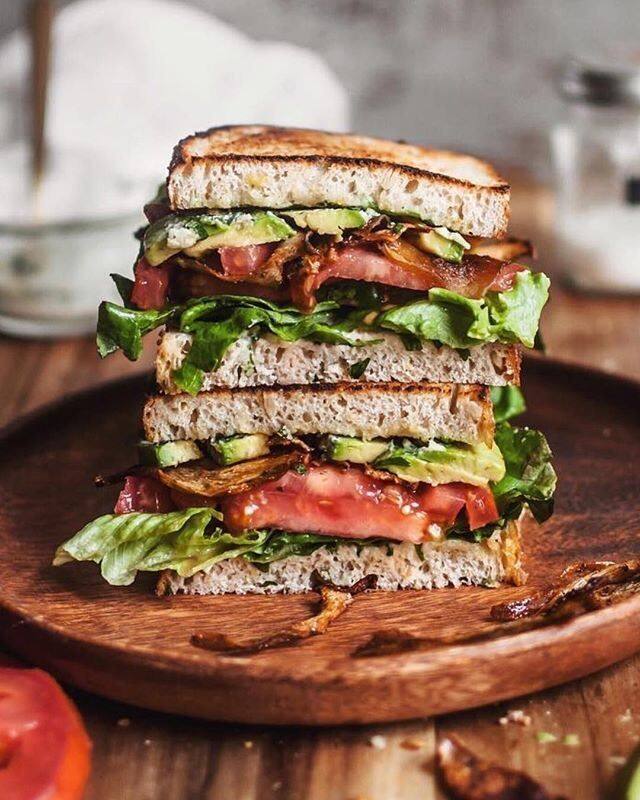 मशरूम और बेकन सैंडविच- मशरूम और बेकन सैंडविच बेकन लवर्स के लिए एक आदर्श नाश्ता है. यह मशरूम के मिट्टी के स्वाद और बेकन के कुरकुरेपन का एक बेहतरीन संयोजन है. ब्रेड स्लाइस पर पके हुए बेकन, भुने हुए मशरूम और चीज़ की परत लगाकर शुरुआत करें और फिर उन्हें सुनहरा और कुरकुरा होने तक ग्रिल करें.