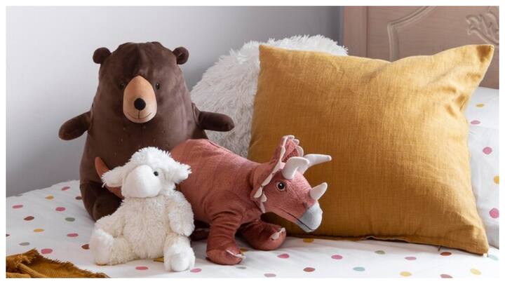 सेफ: कमरे में सभी चीजें सुरक्षित होनी चाहिए. तेज कोने वाले फर्नीचर न रखें और बिजली के सॉकेट्स बच्चों की पहुंच से दूर हों.